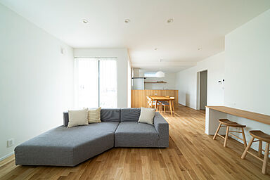 MAGHAUSの施工事例「木仕上げのキッチン 居心地のいいシンプルな家」の画像1