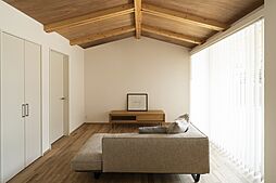 MAGHAUSの施工事例「木の船底天井で寛ぐ家」の画像