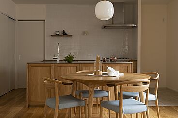 MAGHAUSの施工事例「【平屋/造作キッチン/勾配天井】造作キッチンのある天井高3mリビングの家」の画像