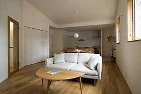 MAGHAUSの施工事例「【平屋/造作キッチン/勾配天井】造作キッチンのある天井高3mリビングの家」の画像1