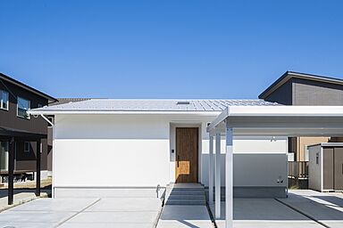 MAGHAUSの施工事例「【平屋/造作キッチン/勾配天井】造作キッチンのある天井高3mリビングの家」の画像3