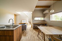 MAGHAUSの施工事例「吹き抜け窓から明かりを取り込む家」の画像