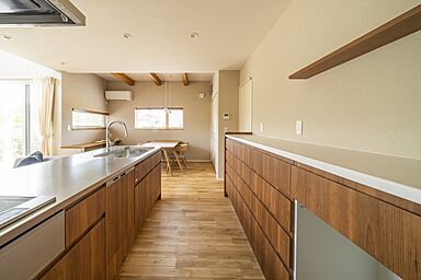 MAGHAUSの施工事例「吹き抜け窓から明かりを取り込む家」の画像3