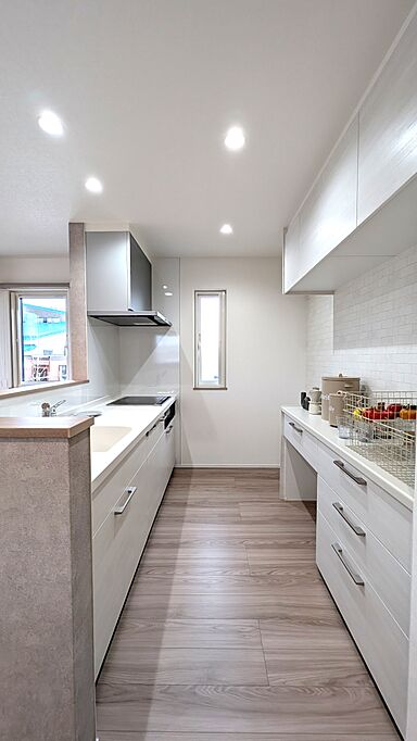 Kospaの施工事例「小上がりのある3LDK|白とグレージュでまとめた2階建ての家〈釧路市 H様邸〉」の画像4