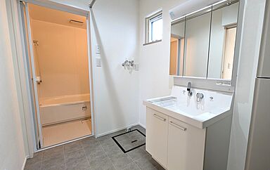 Kospaの施工事例「小上がりのある3LDK|白とグレージュでまとめた2階建ての家〈釧路市 H様邸〉」の画像6