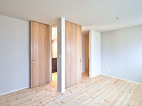 無垢人homeの施工事例「会津若松市O様邸 中庭のある平屋2LDK エッジの効いた木目&ガルバ中庭のある家」の画像2