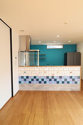 ユニバーサルホーム延岡店・イオンタウン日向店【株式会社 和光産業】の施工事例「延岡市 ポップな差し色とこだわりのタイルで温かみのあるお家」の画像1