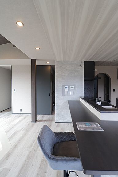 ユニバーサルホーム延岡店・イオンタウン日向店【株式会社 和光産業】の施工事例「日向市 洗練されたグレーが映える大人の上質空間」の画像