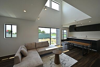 HAPPY HOUSE (山田工務店)の施工事例「行き止まりがない!ゆったり回遊動線と吹き抜けの大空間23.3帖LDKが魅力なお家」の画像1