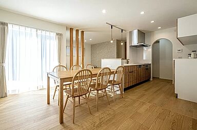 アーキテックス(GROOVY/KANAL HOME/SIMPLE is.../dramacy)の施工事例「便利な家事動線と木目が美しいシンプルカフェスタイルの家」の画像