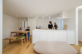 アーキテックス(GROOVY/KANAL HOME/SIMPLE is.../dramacy)の施工事例「【岡崎市】デザインと暮らしやすさを両立。白が映えるシンプルハウス」の画像2