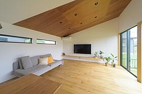 アーキテックス(GROOVY/KANAL HOME/SIMPLE is.../dramacy)の施工事例「広い敷地をいかした北東へ開いた庭を持つ家」の画像1