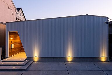 アーキテックス(GROOVY/KANAL HOME/SIMPLE is.../dramacy)の施工事例「【西尾市】家の中心に中庭があるカーテンのいらない家」の画像