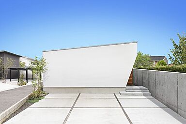 アーキテックス (GROOVY/KANAL HOME/SIMPLE is.../dramacy)の施工事例「【碧南市】シャープさと上品さを併せ持つ、見る角度で印象の変わる白い家」の画像