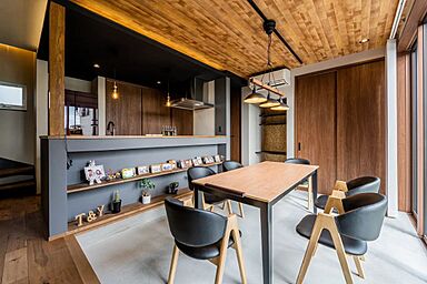 アーキテックス (GROOVY/KANAL HOME/SIMPLE is.../dramacy)の施工事例「【西尾市】遊びごころのある土間ダイニングからお庭に繋がる開放的な家」の画像