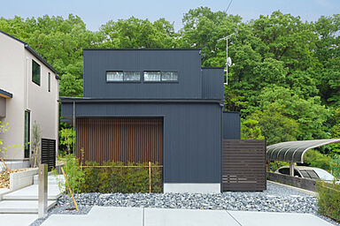 アーキテックス (GROOVY/KANAL HOME/SIMPLE is.../dramacy)の施工事例「【愛知県】美しい緑景に建つ、和とレトロとモダンを同居させた家」の画像