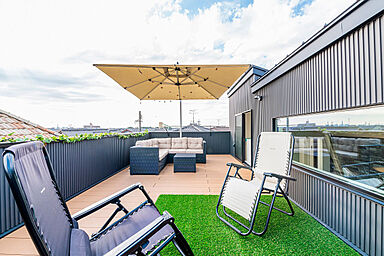 アーキテックス (GROOVY/KANAL HOME/SIMPLE is.../dramacy)の施工事例「【西尾市】ガレージに屋上バルコニーでBBQも!仲良し2世帯6人で住む2階建て」の画像