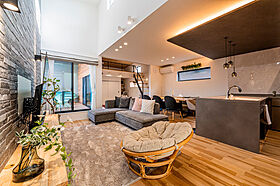 アーキテックス (GROOVY/KANAL HOME/SIMPLE is.../dramacy)の施工事例「【西尾市】ガレージに屋上バルコニーでBBQも!仲良し2世帯6人で住む2階建て」の画像3