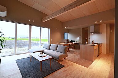 株式会社トミソーの施工事例「薪ストーブのある平屋」の画像1