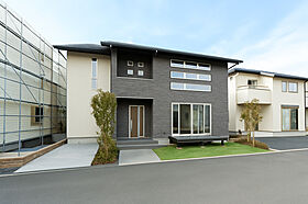 株式会社木の花ホームの施工事例「【無垢床/吹き抜け/書斎】吹き抜けから光が差し込む家」のメイン画像