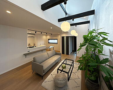 株式会社木の花ホームの施工事例「【鹿沼市/吹き抜け/平屋】吹き抜けから光が差し込むシンプルモダンな家」の画像1