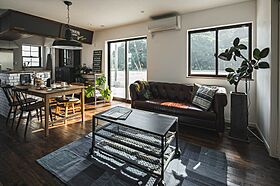 SKY HOMEの施工事例「白いタイルのバーカウンターがある家」の画像3