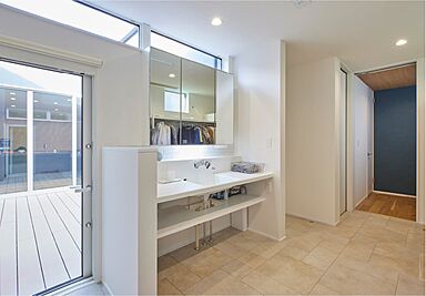 STOKED HOME 六条Lab.の施工事例「中庭×回遊動線。ソトに閉じウチに開く、どこからでも中庭を望むロの字型の平屋のお家」の画像8