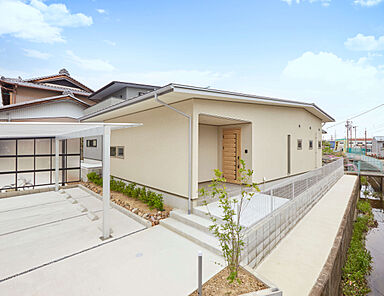 STOKED HOME 六条Lab.の施工事例「中庭をぐるりと囲む間取りで、各部屋に光が降り注ぐ平屋のおうち」の画像