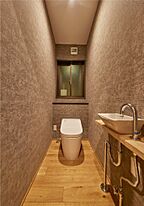 シンプルモダンスタイルのトイレ STOKED HOME 六条Lab.の事例画像