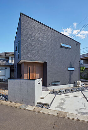 STOKED HOME 六条Lab.の施工事例「モノトーンの配色が美しい、家事動線を考えた家族みんなが過ごしやすいおうち」の画像1