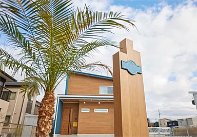 STOKED HOME 六条Lab.の施工事例「ブルーの外壁が青空に映える、海外リゾートを彷彿とさせるおうち」の画像