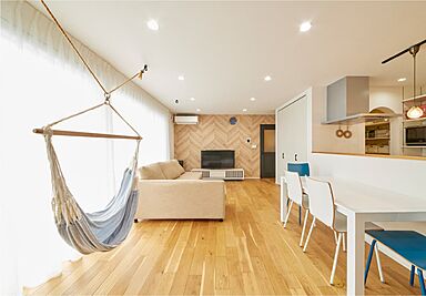 STOKED HOME 六条Lab.の施工事例「ブルーの外壁が青空に映える、海外リゾートを彷彿とさせるおうち」の画像1