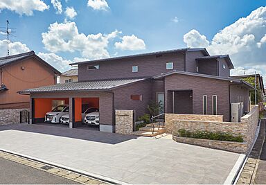 STOKED HOME 六条Lab.の施工事例「全館空調でどの部屋も快適。インナーガレージも完備した家族みんなが集まる3世帯住宅」の画像1