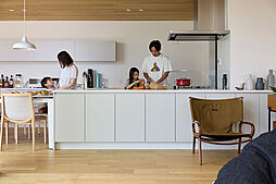 高橋開発株式会社の施工事例「シュッとした家 with ビッグキッチン」の画像