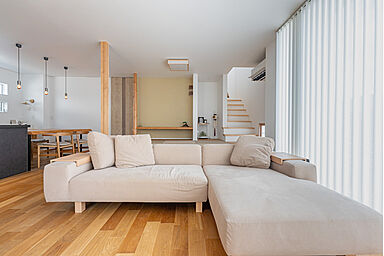 楓工務店の施工事例「【奈良県橿原市】小上がり畳のある広々LDKが魅力的なお家」の画像1