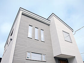 株式会社大進建設の施工事例「広々リビングと大きな吹抜けの生活しやすい家」の画像1