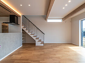 株式会社那珂ハウジングの施工事例「魅せたい階段のある、木目とグレーを楽しむ家」のメイン画像