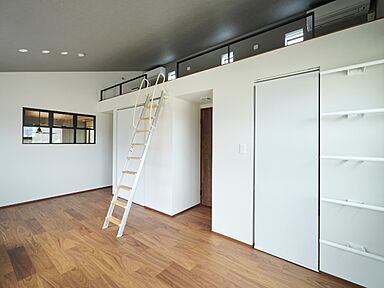 マルマインハウス(株式会社マルヤマ)の施工事例「大家族が心地よく暮らす、立体的なLDKと自然を取り込む家。」の画像3
