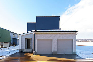 大きな森 株式会社永井工業 住宅事業部の施工事例「2台分のインナーガレージで日歩の暮らしを快適に。」の画像