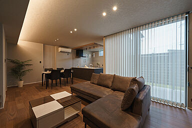 大きな森 株式会社永井工業 住宅事業部の施工事例「外と中を緩やかにつなぐ『タイルデッキ』のある家。」の画像1