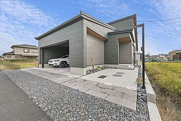 株式会社アイ工務店 名古屋支社 名古屋南支店の施工事例「家族の気配がやさしくつながる、勾配天井のある平屋」の画像