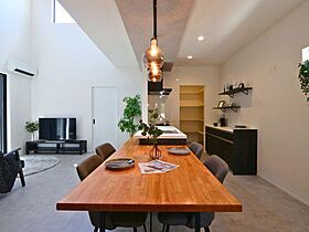 株式会社グランレブリーの施工事例「オーバーハングしたシルエット+緑の外壁」唯一無二の、外観デザインに注目」の画像3