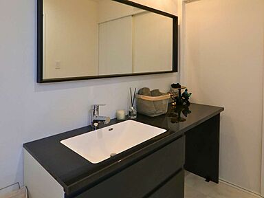 株式会社グランレブリーの施工事例「オーバーハングしたシルエット+緑の外壁」唯一無二の、外観デザインに注目」の画像7