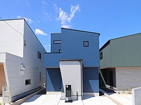 株式会社グランレブリーの施工事例「アイアン手すりのスケルトン階段が映える、家族をつなぐモダンな住まい」のメイン画像