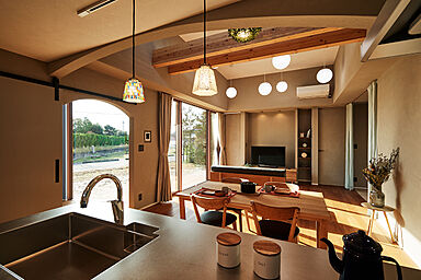 平屋生活の施工事例「無垢素材と大開口で魅せる、上質な平屋生活」の画像2