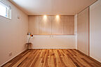 シンプルモダンスタイルの洋室 平屋生活の事例画像
