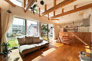 平屋生活の施工事例「素材を生かし、開放感あふれる平屋の住まい」の画像1