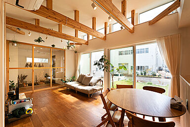 平屋生活の施工事例「素材を生かし、開放感あふれる平屋の住まい」の画像2