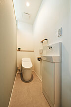 シンプルモダンスタイルのトイレ 平屋生活の事例画像