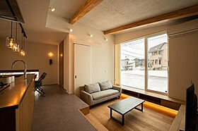 平屋生活の施工事例「雪国に映える、高基礎×ダウンリビングの平屋」の画像1